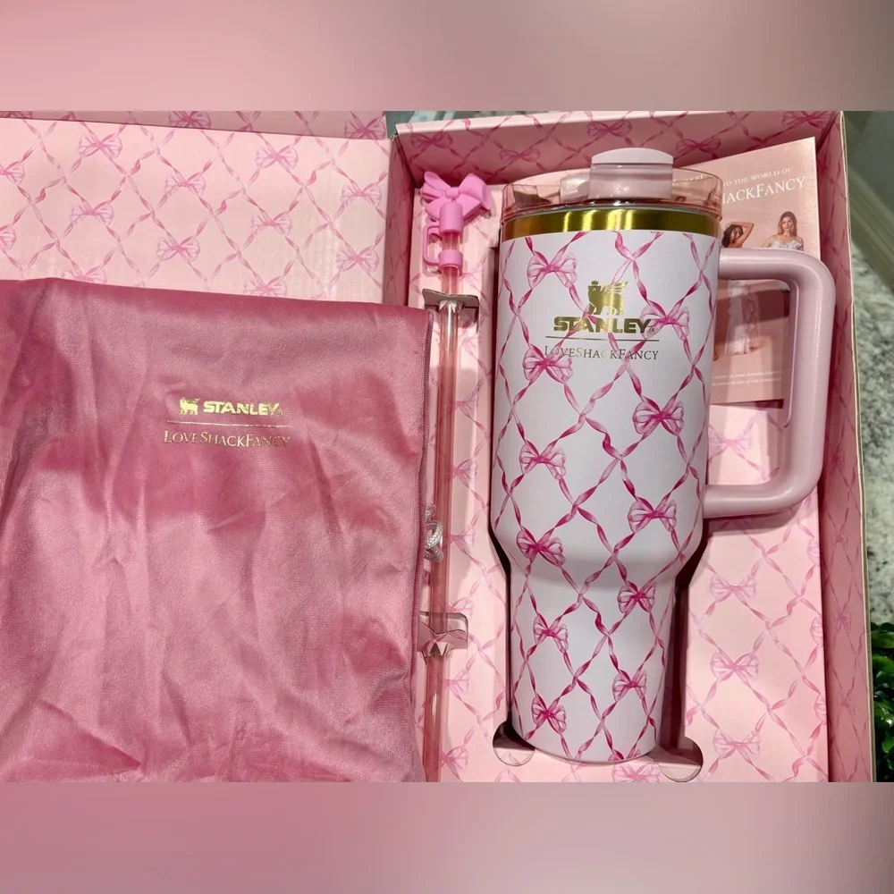 NEW Stanley 1913 x LoveShackFancy 40 OZ LIMITED EDITION Baby Bow Peppermint
Pink - Picture 4 of 5